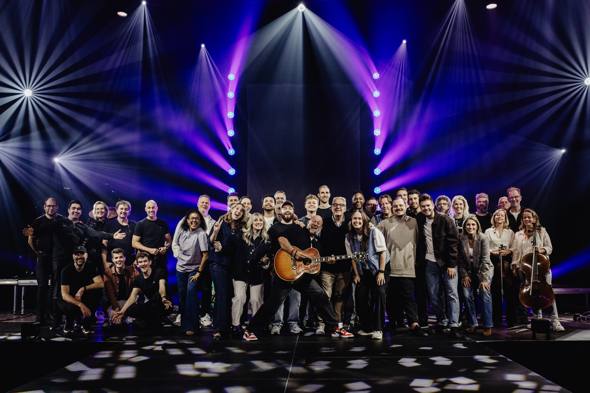 Het volledige team van Mozaiek Worship samen op het podium tijdens de live-opname van Jezus Messias