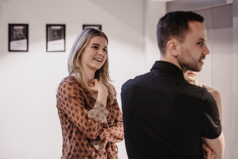 Twee bezoekers in gesprek voorafgaand aan de live-opname