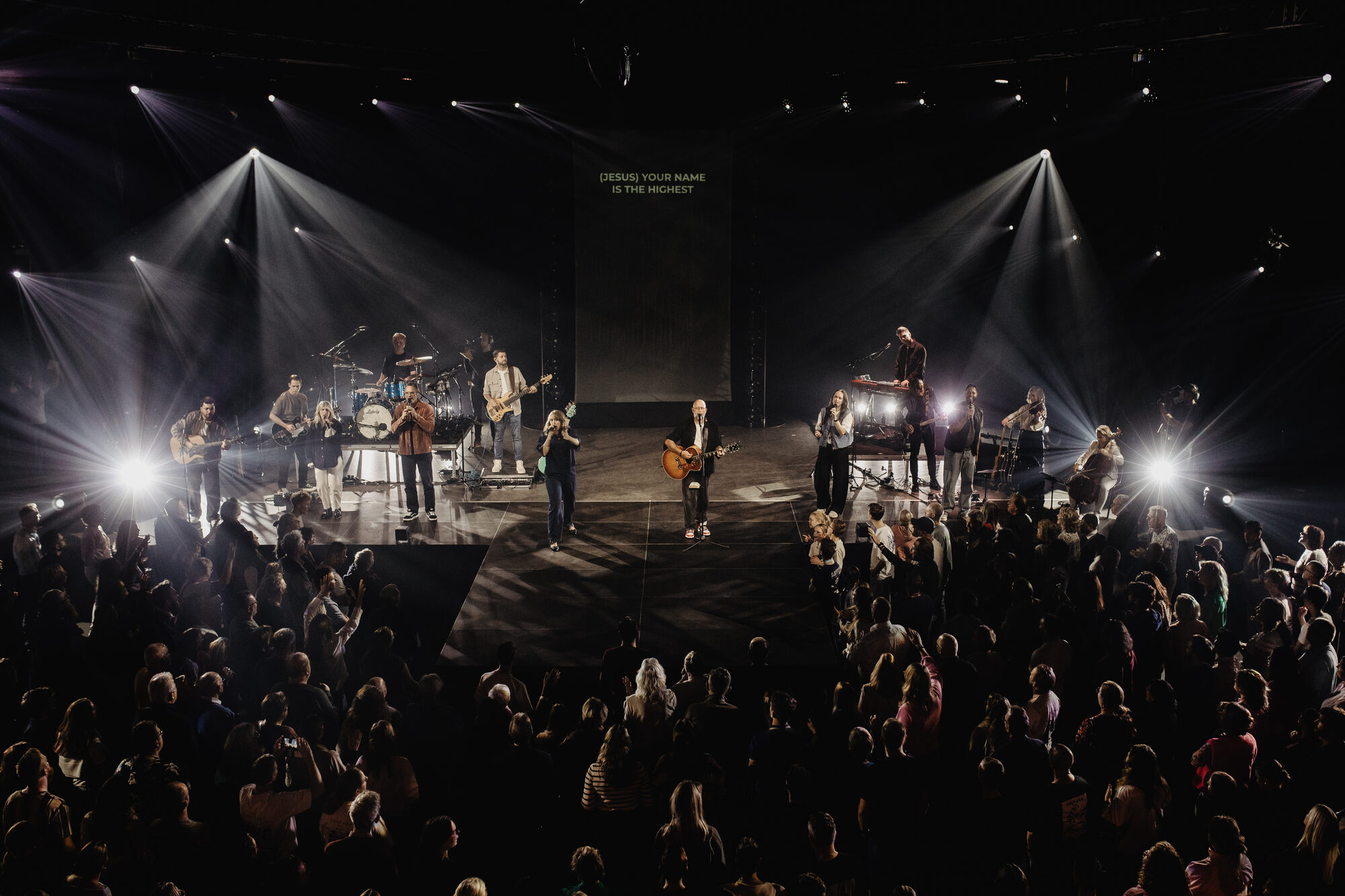 Mozaiek Worship speelt live op het podium tijdens de opname van Jezus Messias