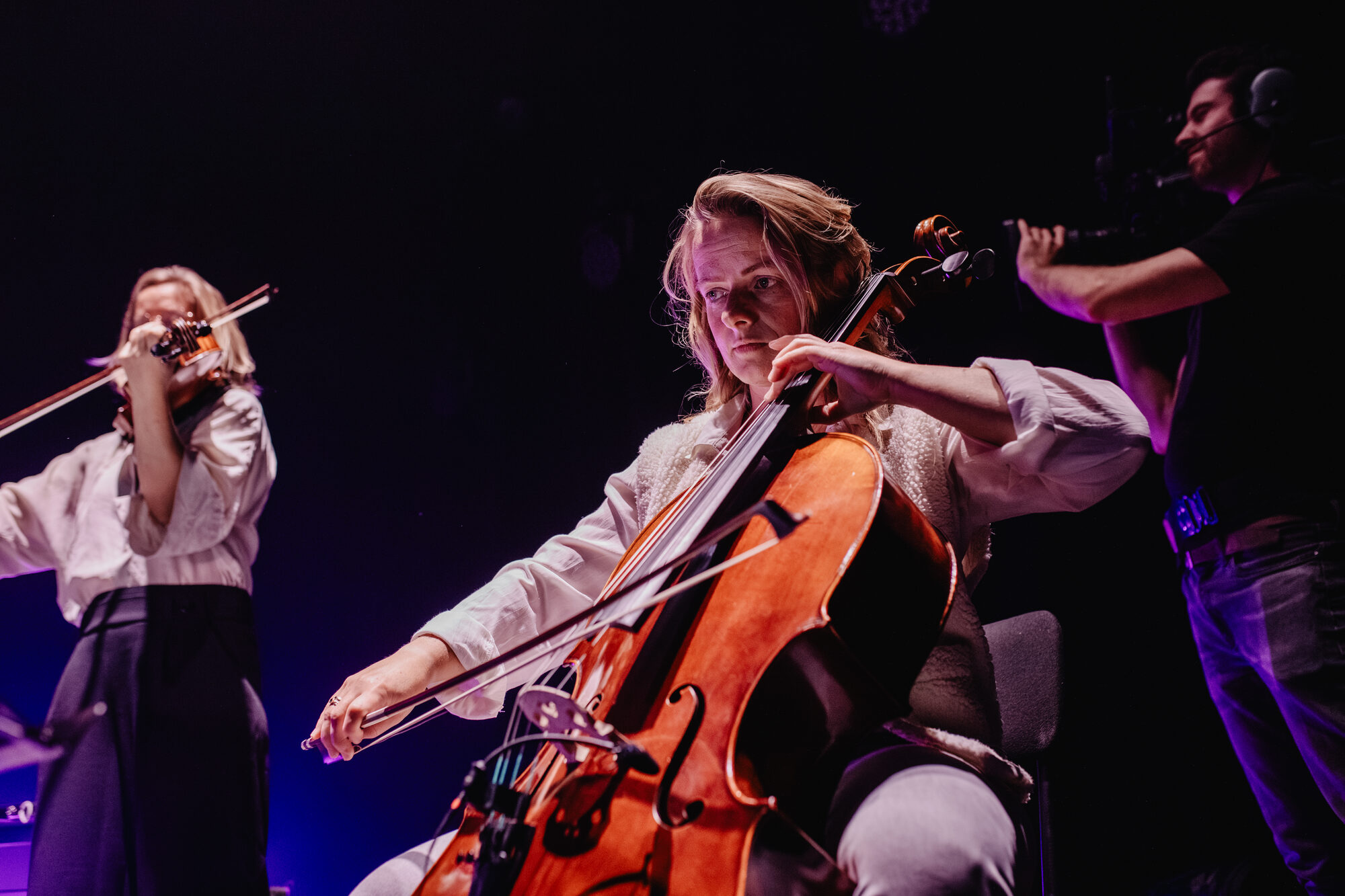 Cellist speelt tijdens de live-opname van Jezus Messias
