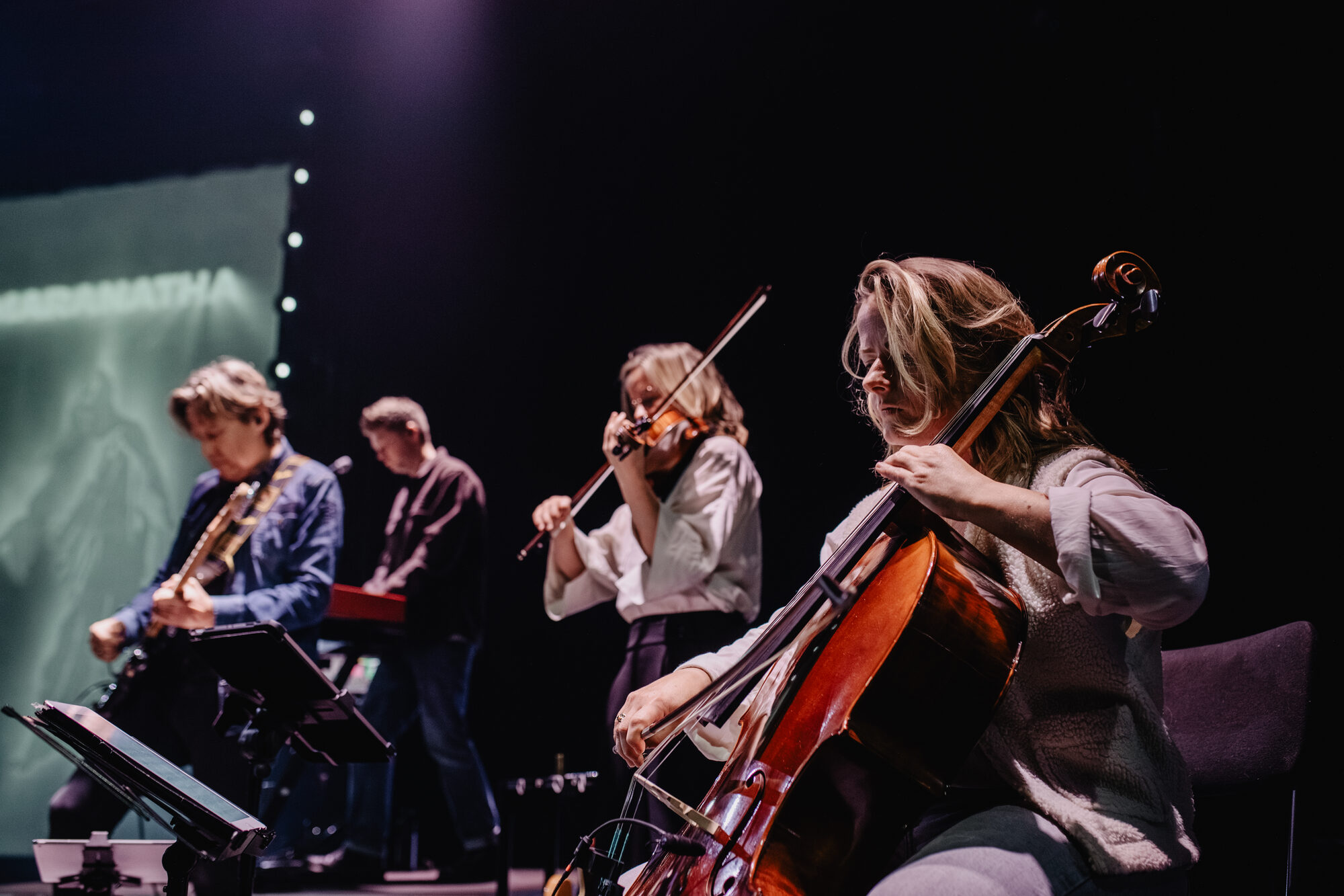 Strijkersensemble op het podium tijdens de live-opname van Jezus Messias