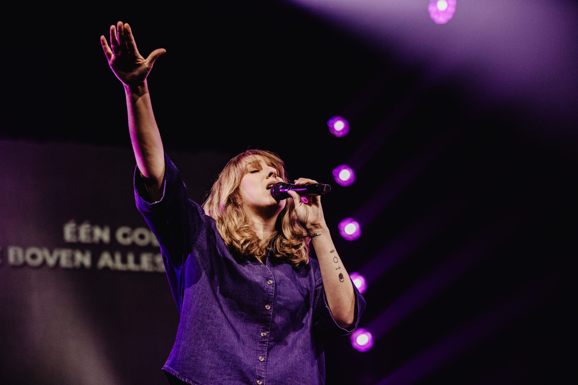 Joëlle Blankenstijn zingt achter de microfoon tijdens de live-opname van Jezus Messias