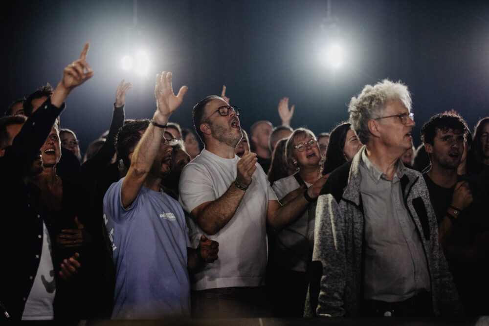 De zaal zingt samen tijdens de live-opname van het album Jezus Messias