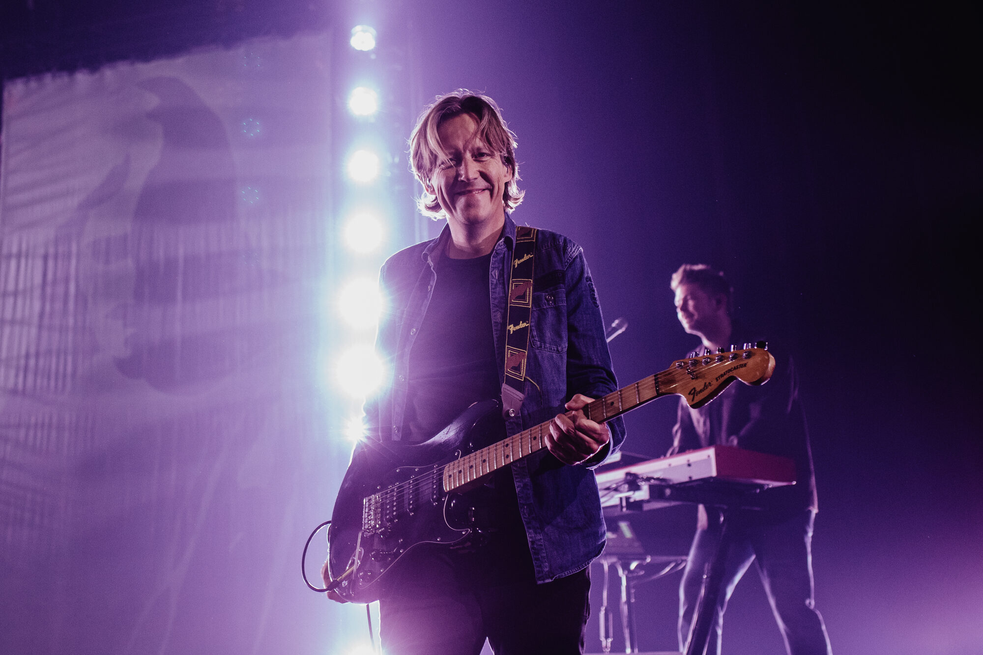 Bassist van Mozaiek Worship op het podium tijdens de live-opname