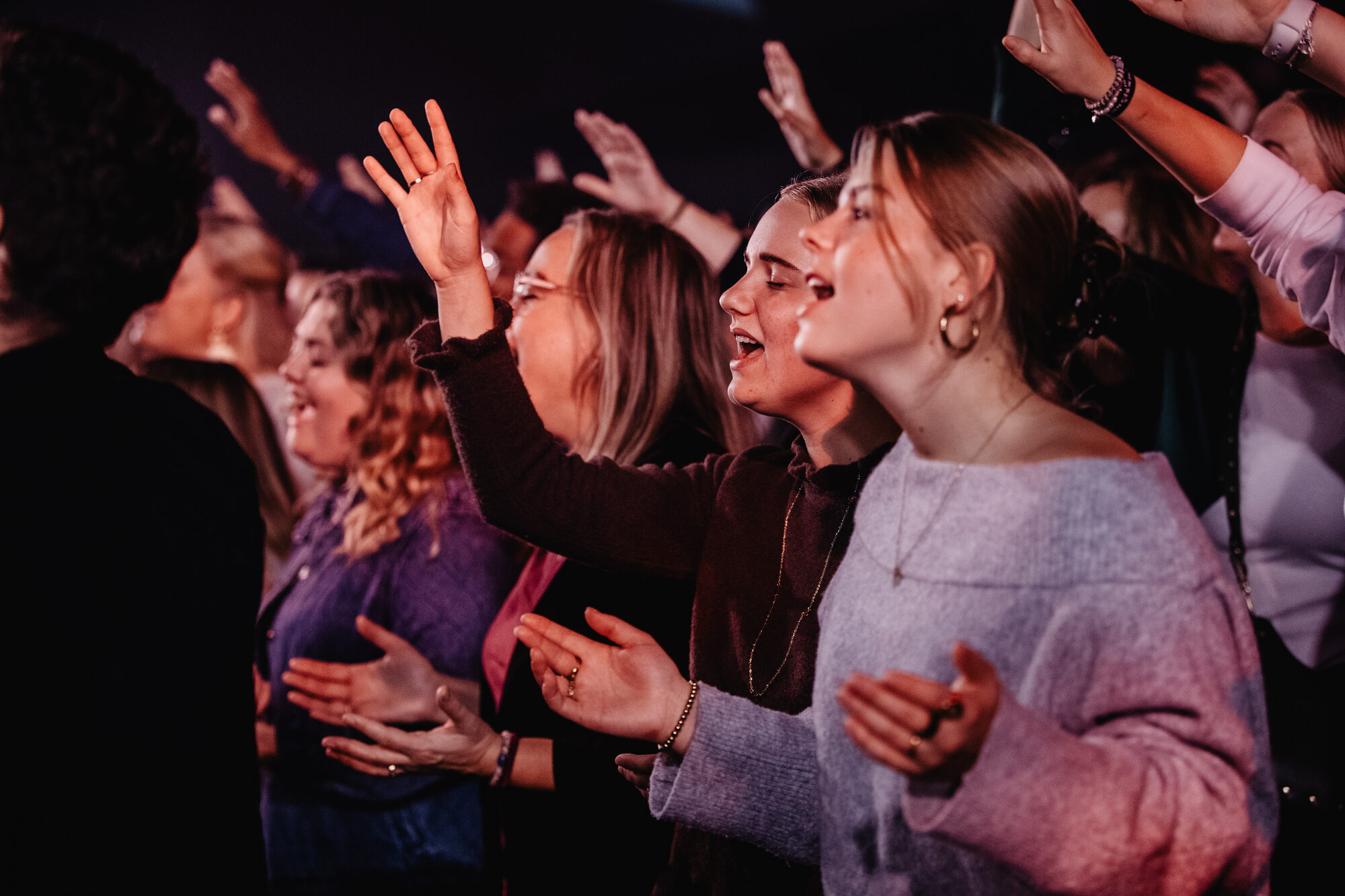 De zaal zingt samen tijdens de live-opname van het album Jezus Messias
