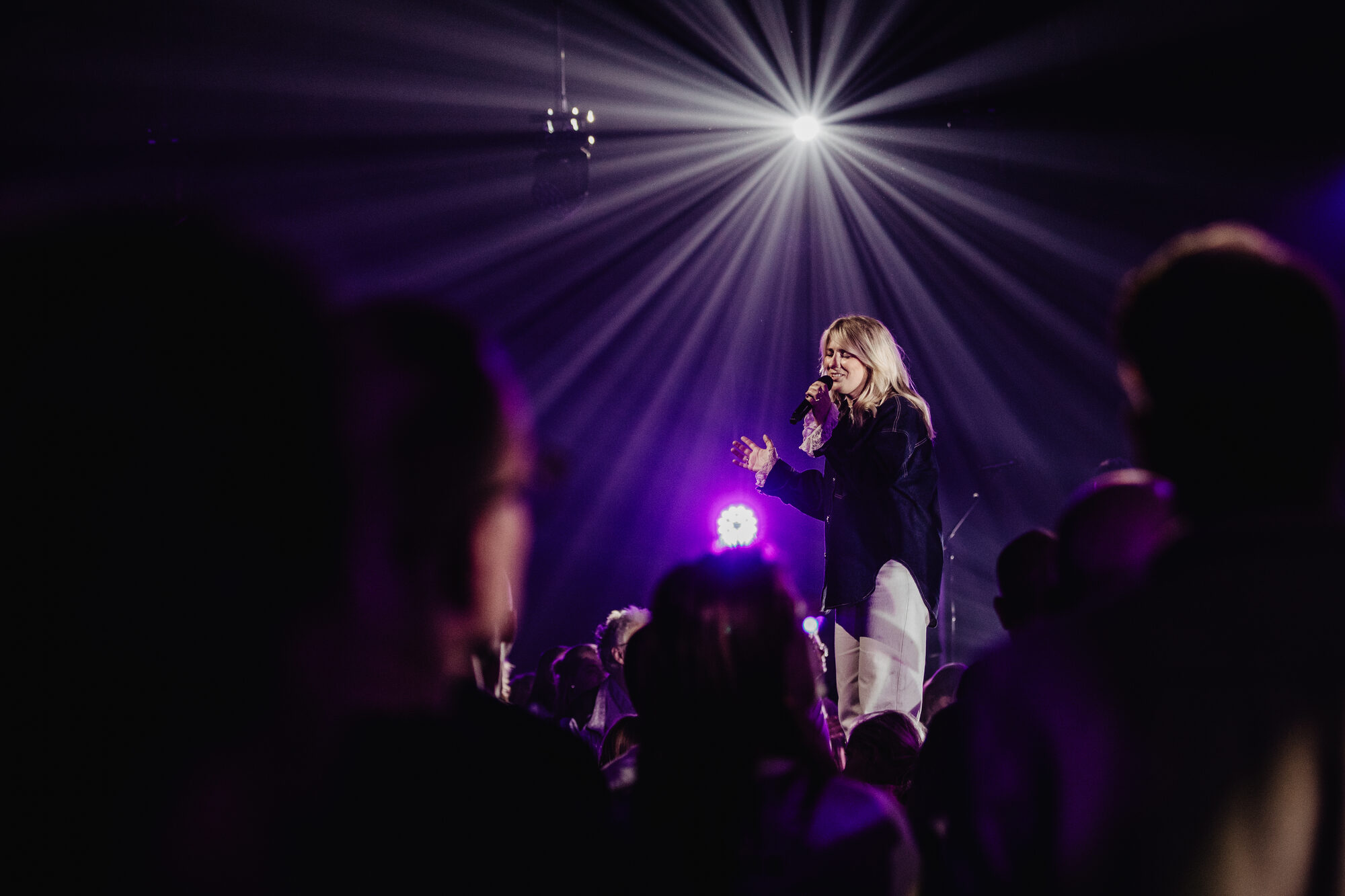 Aanbidding op het podium tijdens de live-opname van Jezus Messias