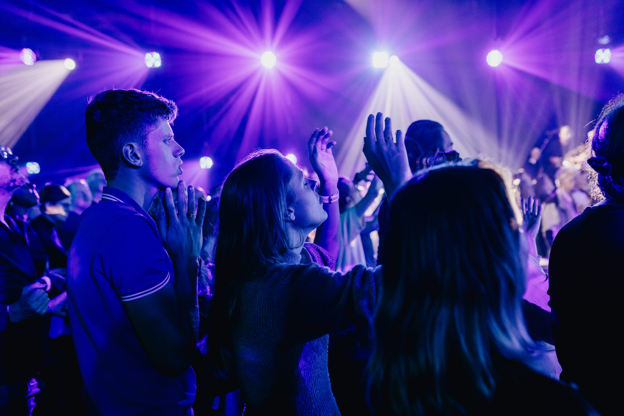 Bezoekers in aanbidding tijdens de live-opname van Jezus Messias