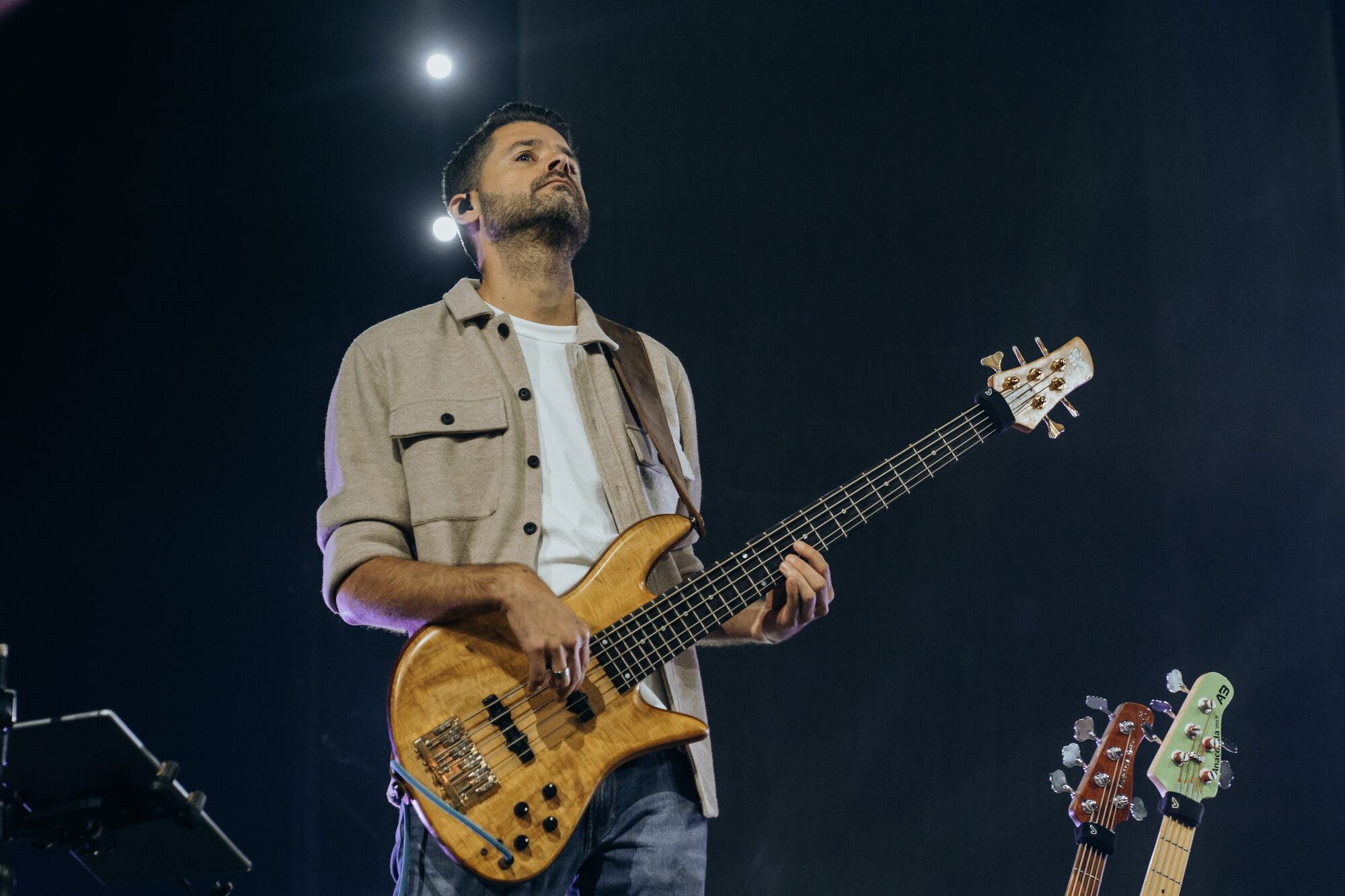 Bassist met basgitaar in het podiumlicht tijdens de live-opname