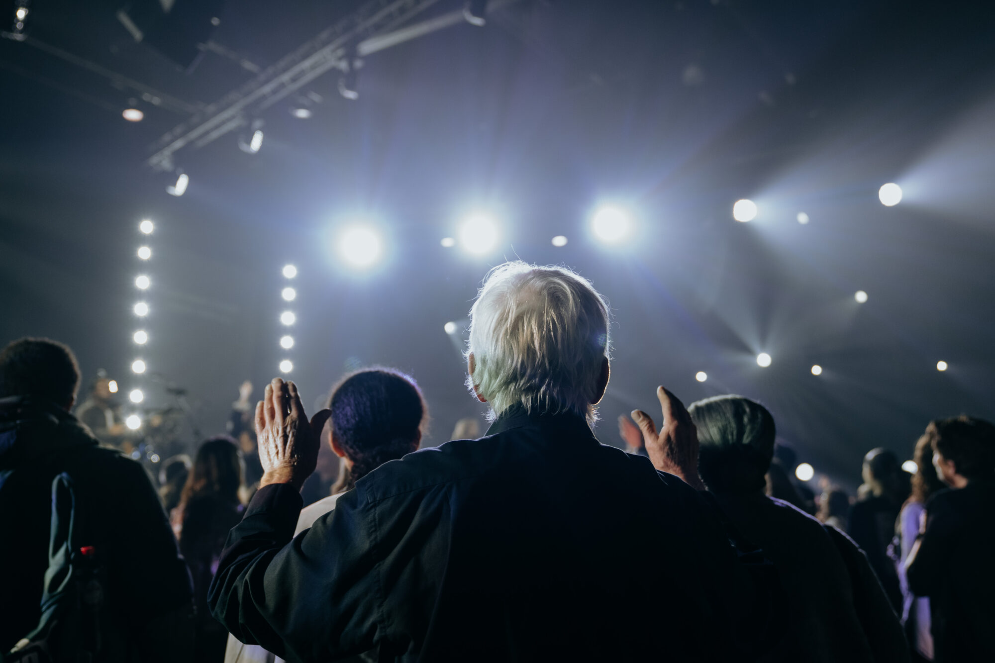 Bezoekers met opgeheven handen in de zaal tijdens de live-opname van Jezus Messias