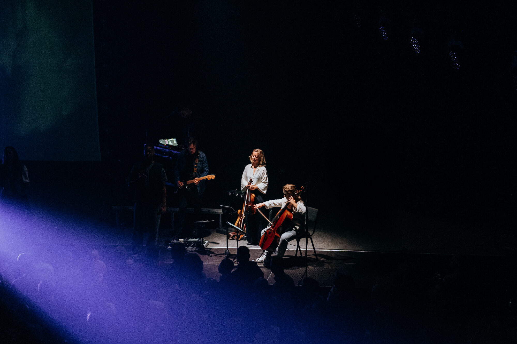 Piano en cello op het podium tijdens een rustig moment in de live-opname
