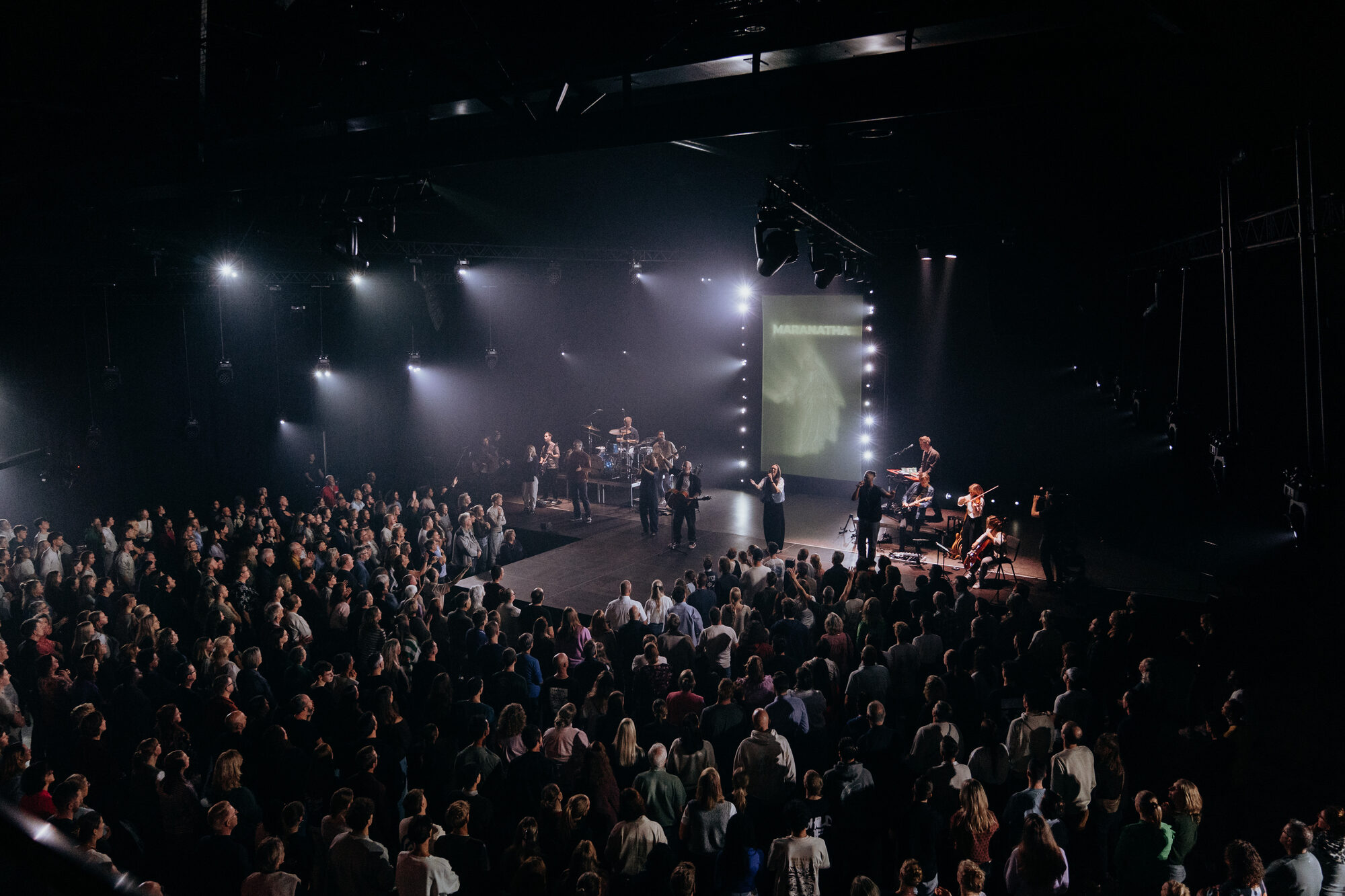 De band van Mozaiek Worship en de meezingende zaal tijdens de live-opname