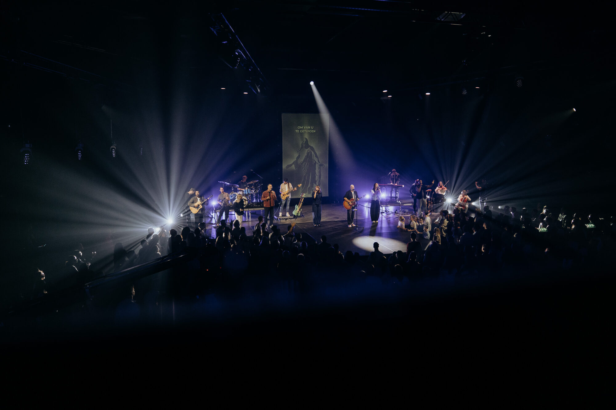 Mozaiek Worship speelt live op het podium tijdens de opname van Jezus Messias