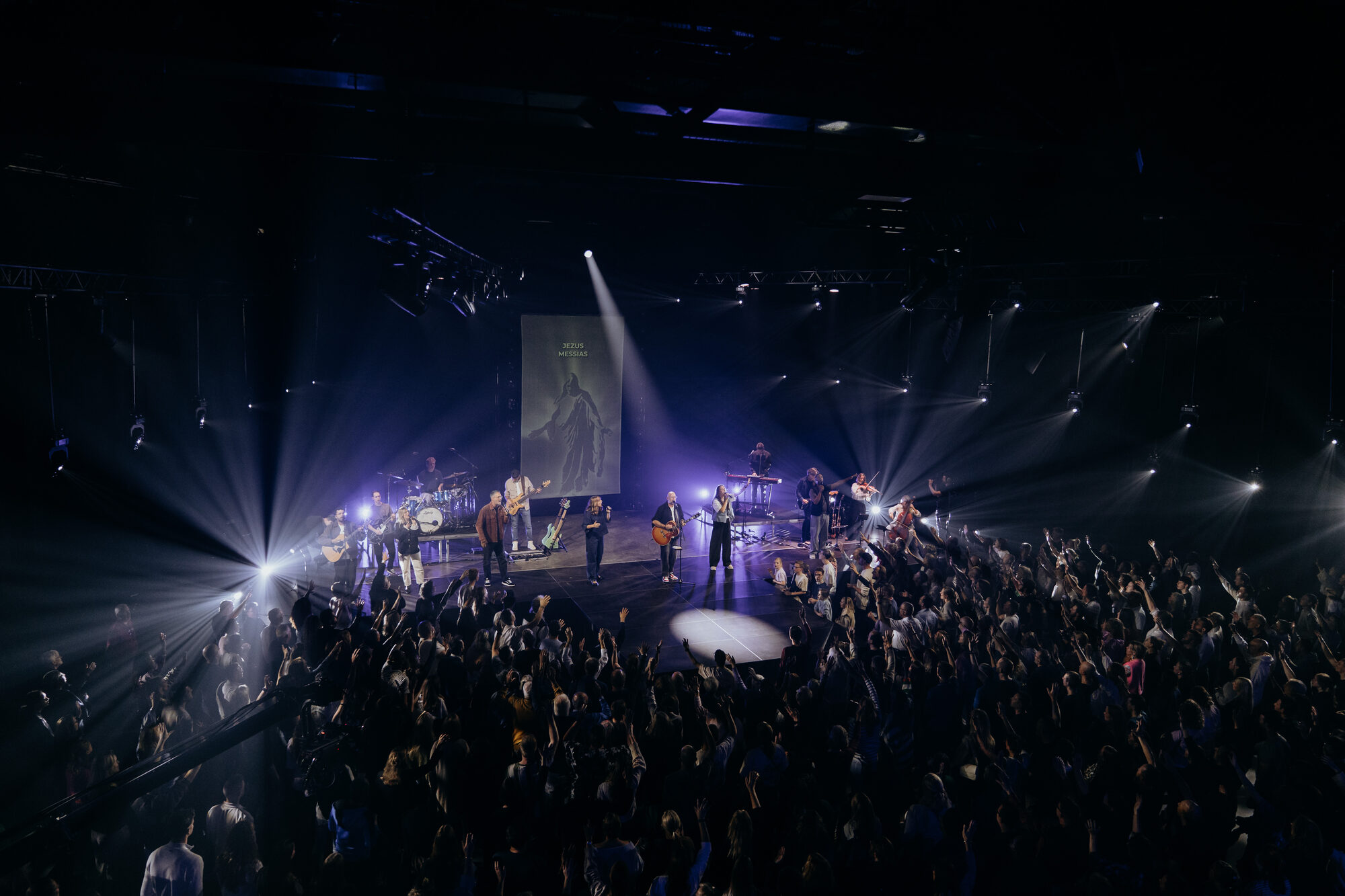 Overzicht van het podium en de volle zaal tijdens de live-opname van Jezus Messias