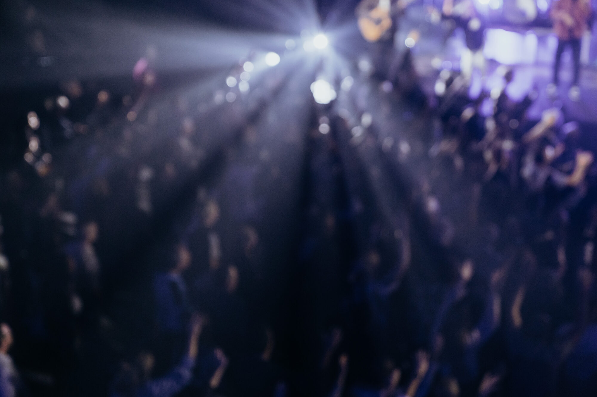 Lichtbundels boven de zaal tijdens de live-opname van Jezus Messias