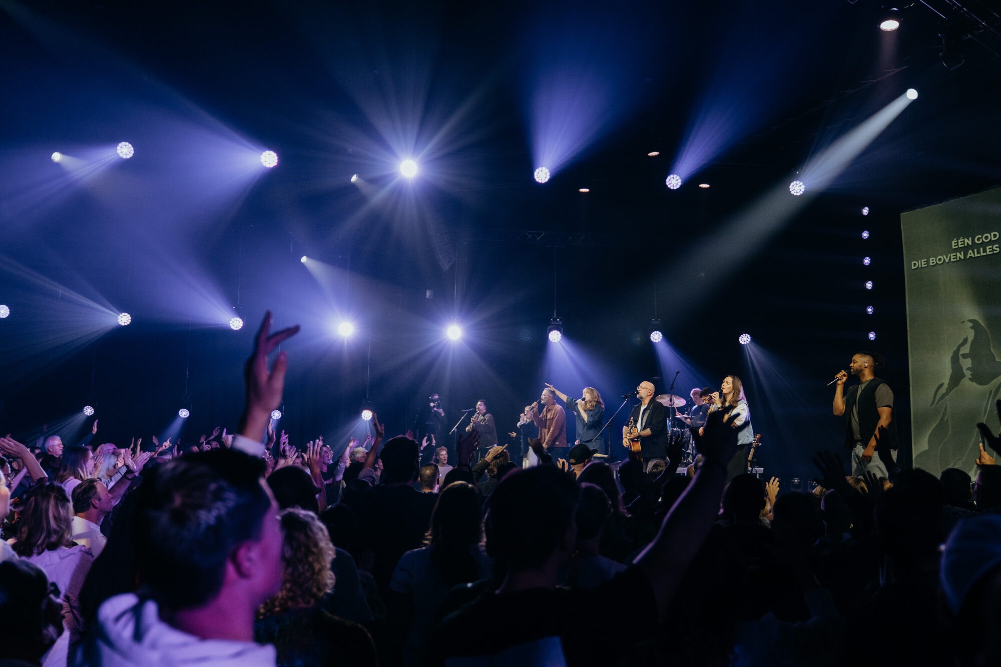 Bezoekers in aanbidding tijdens de live-opname van Jezus Messias