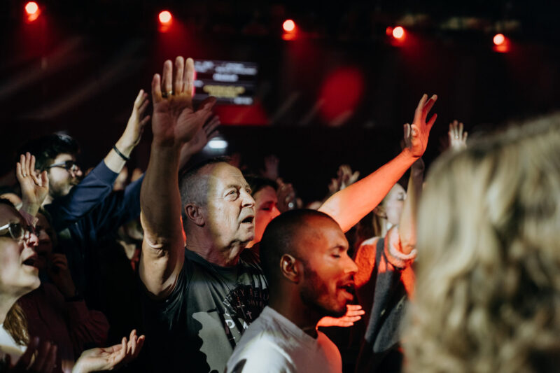Bezoekers in het podiumlicht tijdens de live-opname van Jezus Messias