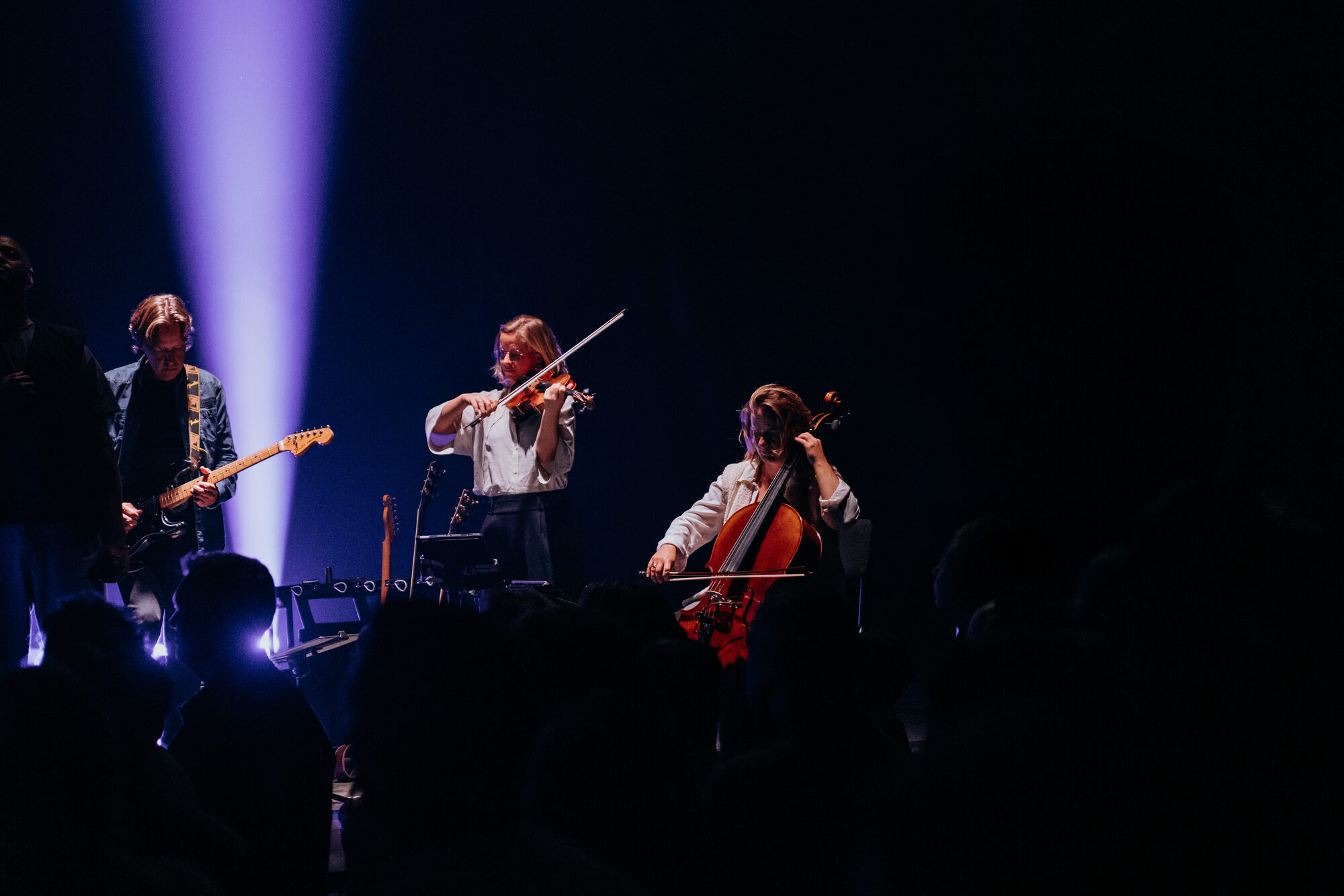De band van Mozaiek Worship en de meezingende zaal tijdens de live-opname