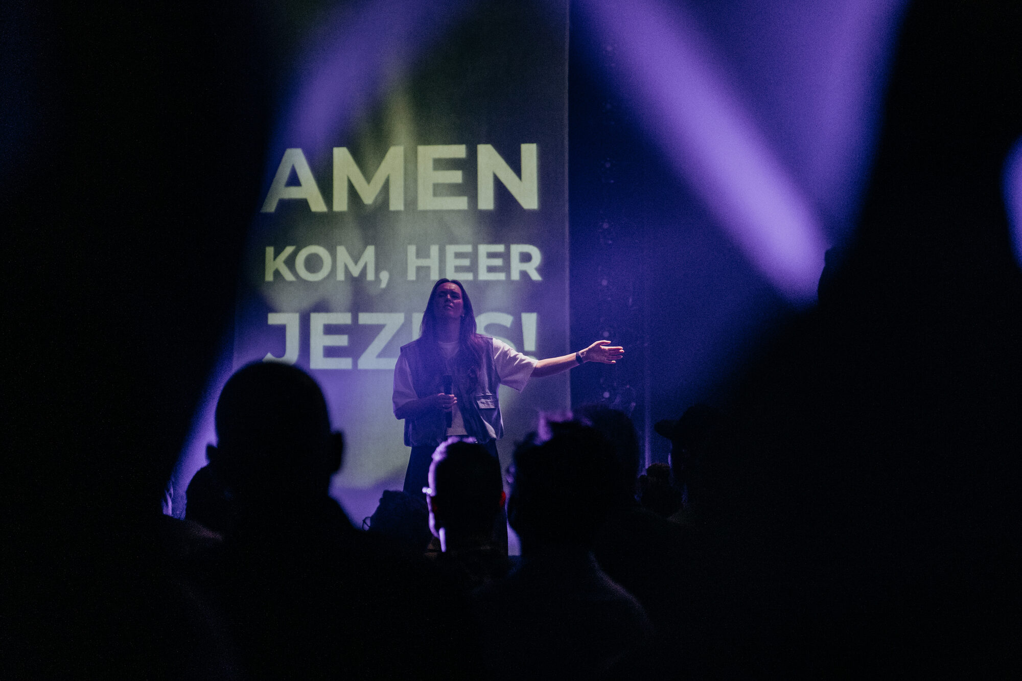 Mozaiek Worship op het podium in paars podiumlicht