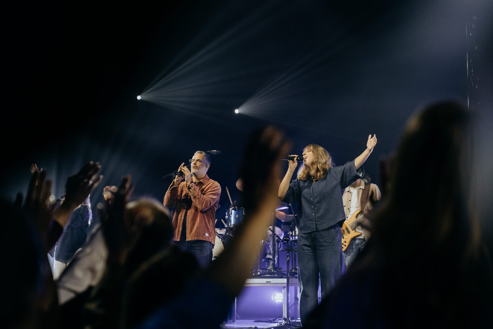 Bezoekers in aanbidding tijdens de live-opname van Jezus Messias
