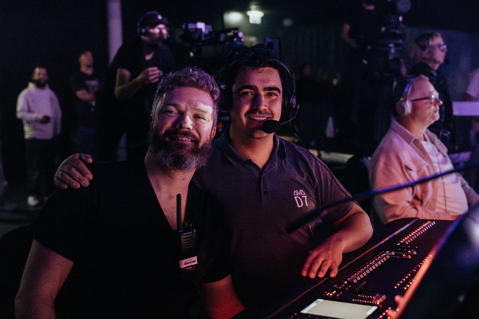 Twee crewleden met koptelefoon in de regie tijdens de live-opname