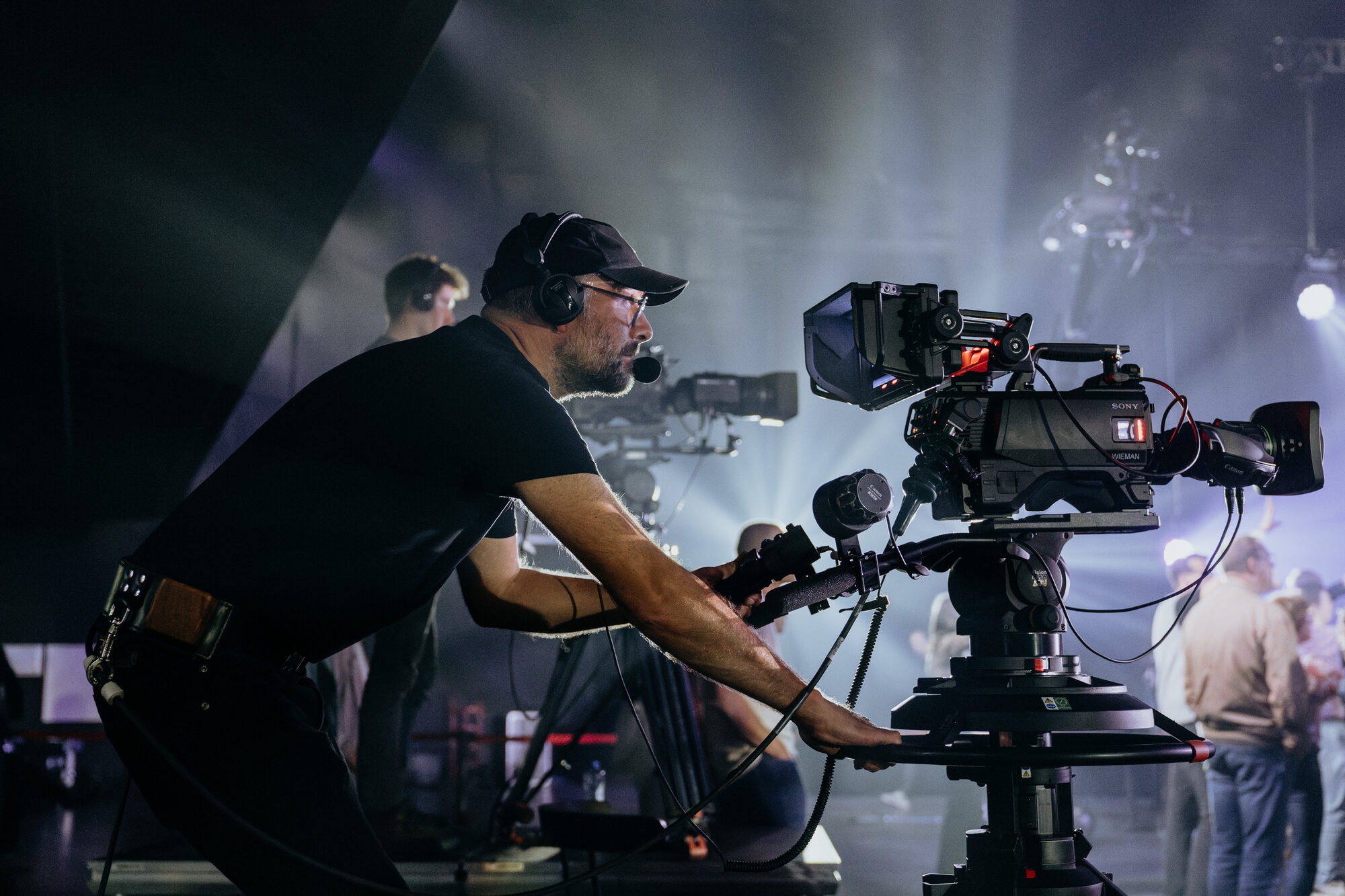 Cameraman achter de camera tijdens de live-opname van Jezus Messias