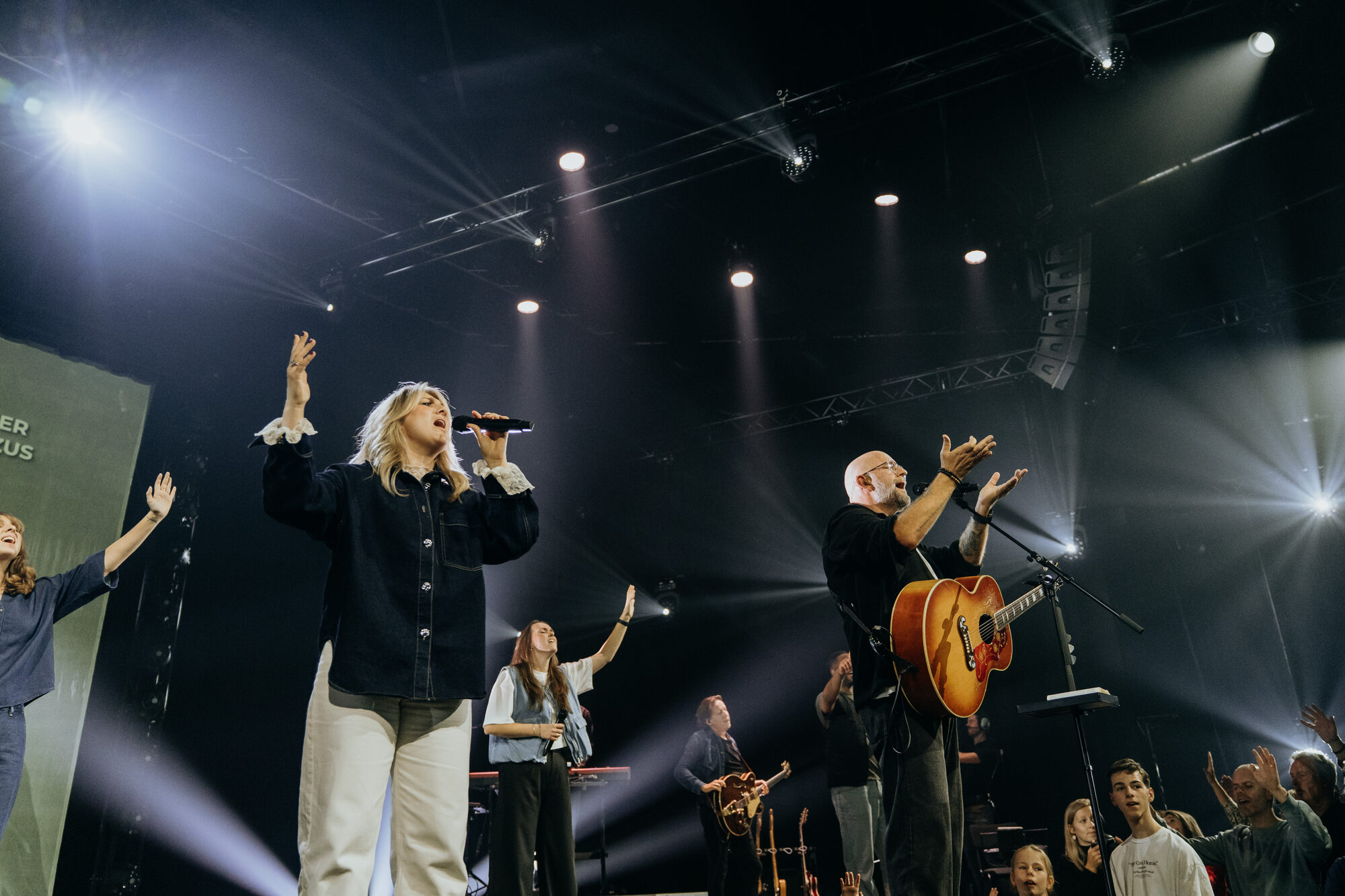 De band van Mozaiek Worship en de meezingende zaal tijdens de live-opname