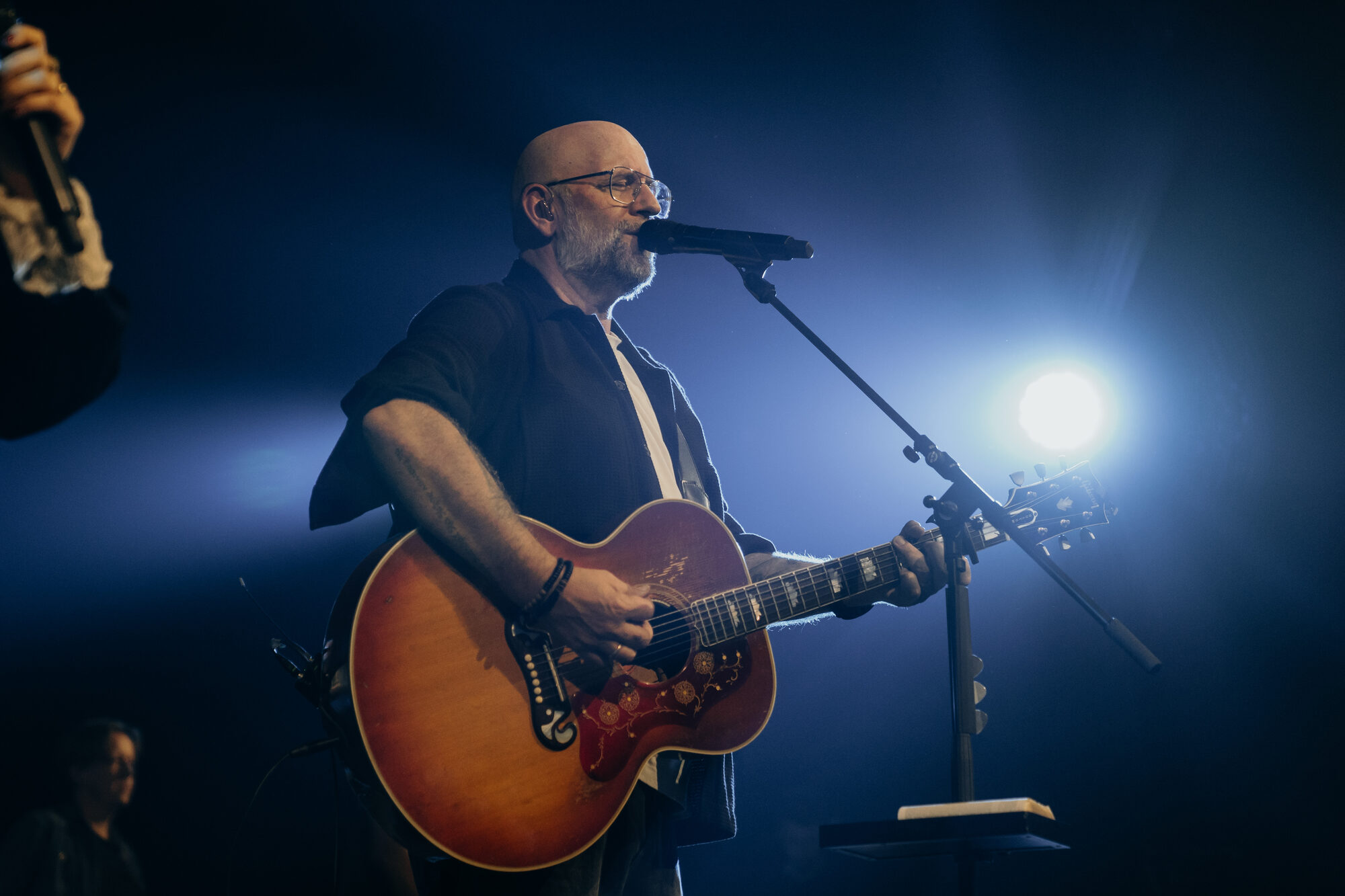 Kees Kraayenoord zingt met akoestische gitaar tijdens de live-opname van Jezus Messias