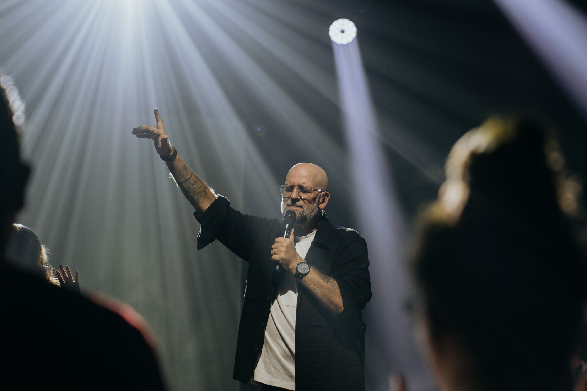 Kees Kraayenoord met opgeheven hand op het podium tijdens de live-opname