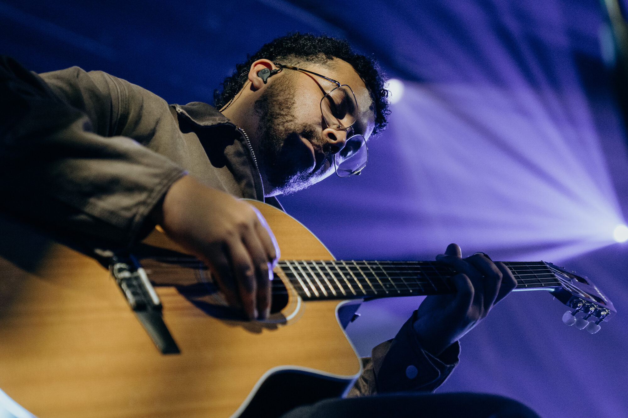 Chesron speelt akoestische gitaar tijdens de live-opname van Jezus Messias